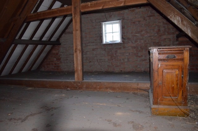 Te strippen / nieuw te bouwen woning en bijgebouwen op 906m² commercieel gelegen te Eeklo 