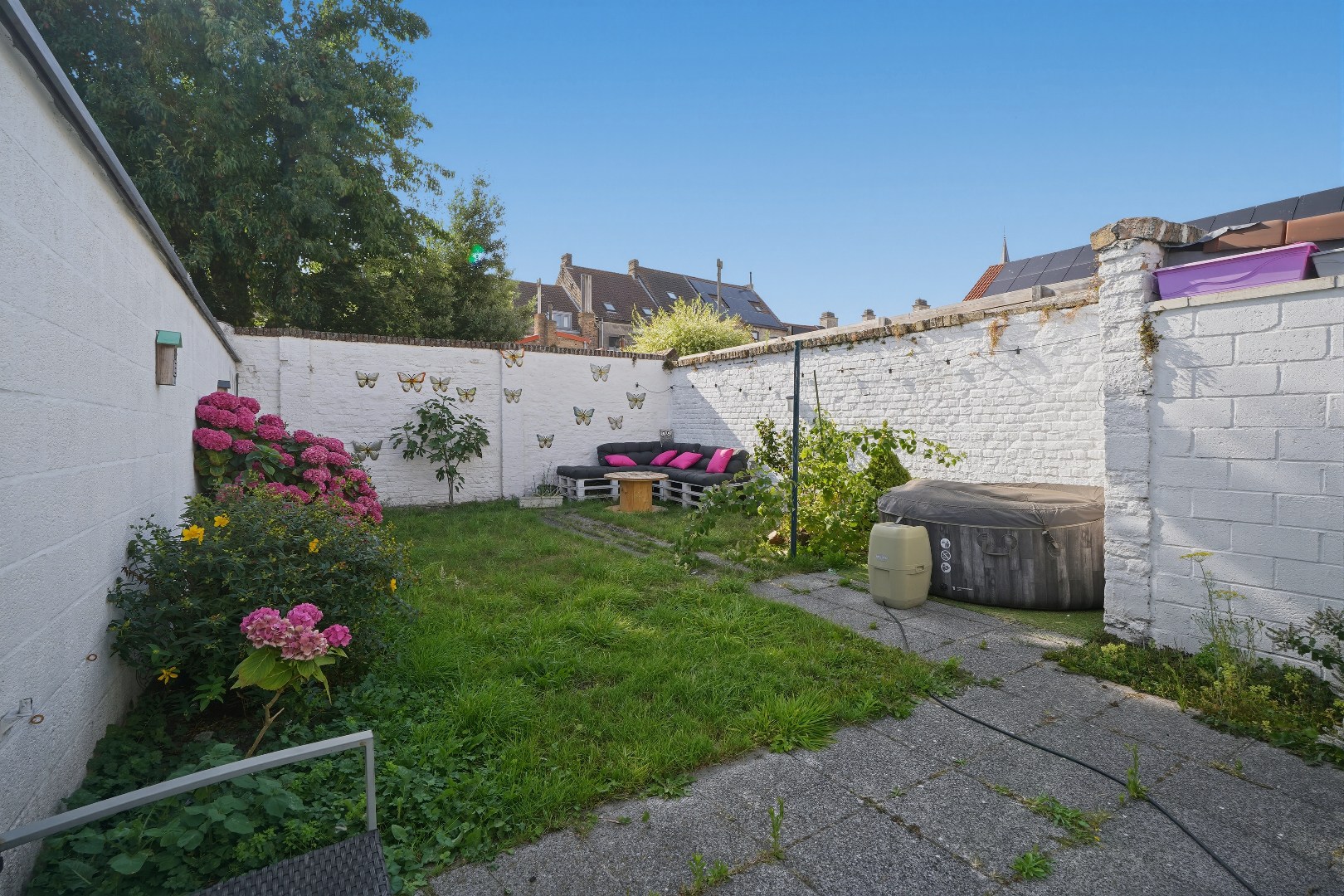 Ruime rijwoning met zongerichte tuin in Nieuwpoort-Stad. 