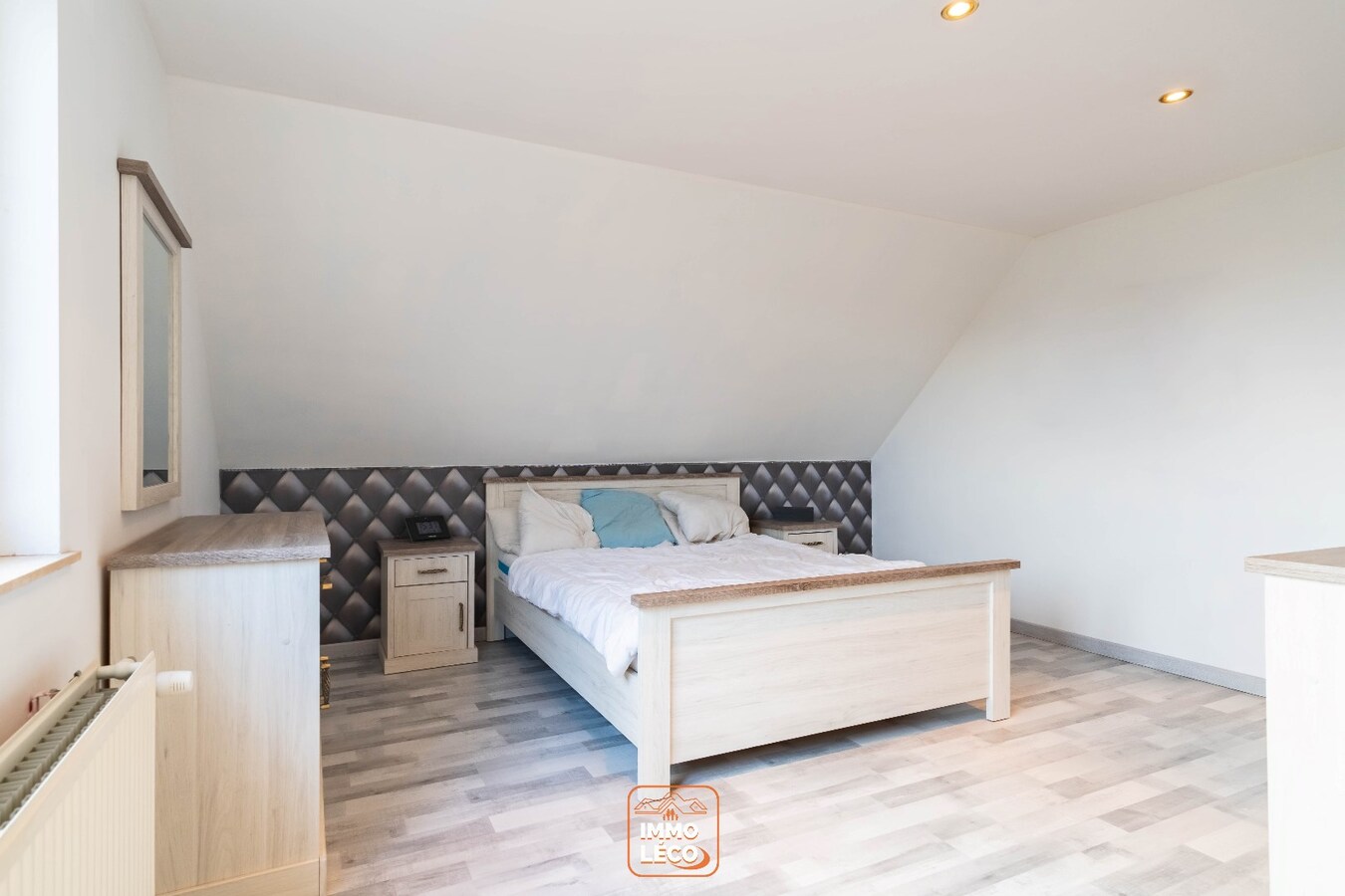 Villa érigée sur une parcelle de +/- 800m2 idéalement située, dans le fond d’un clos  résidentiel, au calme 