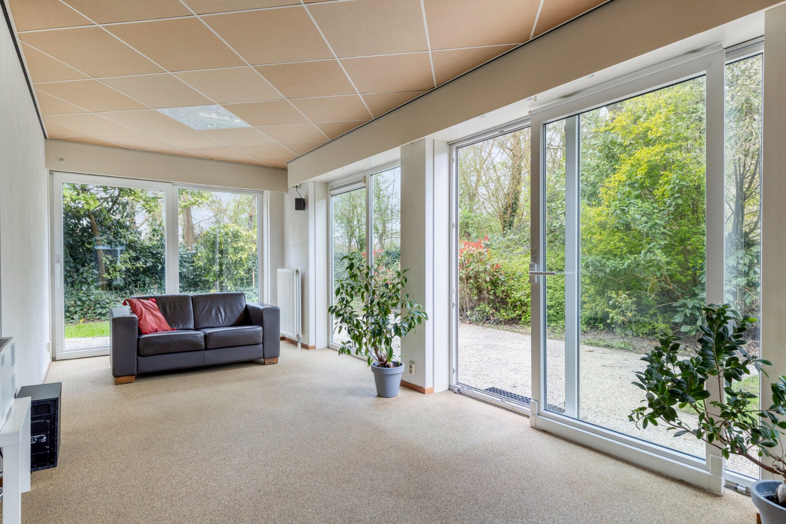 T.A. Makelaardij biedt aan: Op loopafstand (ca. 200m.) van het Veerse Meer staat deze rustig gelegen vrijstaande woning op een royaal perceel (860m2) aan een doodlopend straatje 