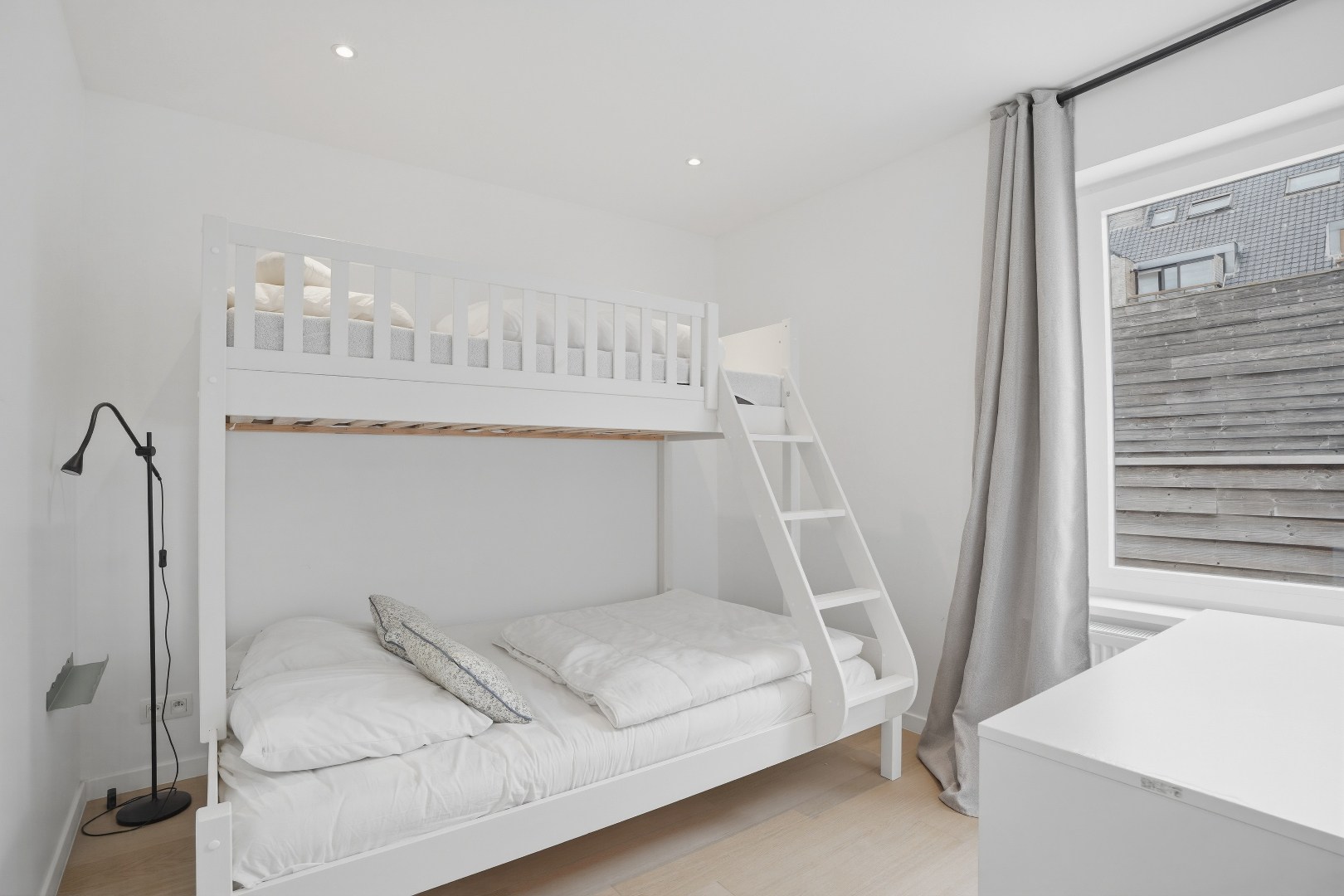 Subliem gerenoveerde herenwoning met 6 slaapkamers inclusief garage in Nieuwpoort-Stad op 135 m². 