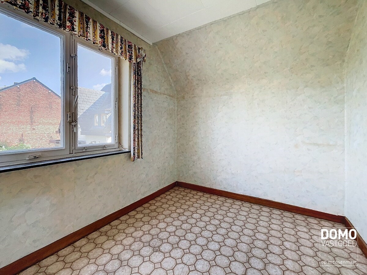 TE RENOVEREN HALFOPEN WONING MET TUIN EN GARAGE OP 8A 67CA TE KURINGEN 