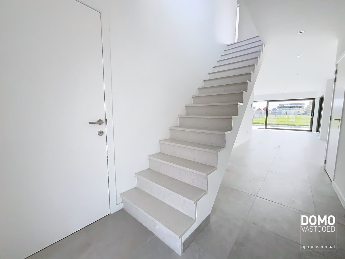 MODERNE NIEUWBOUWWONING MET TUIN,OVERDEKT TERRAS EN INPANDIGE GARAGE TE HASSELT 