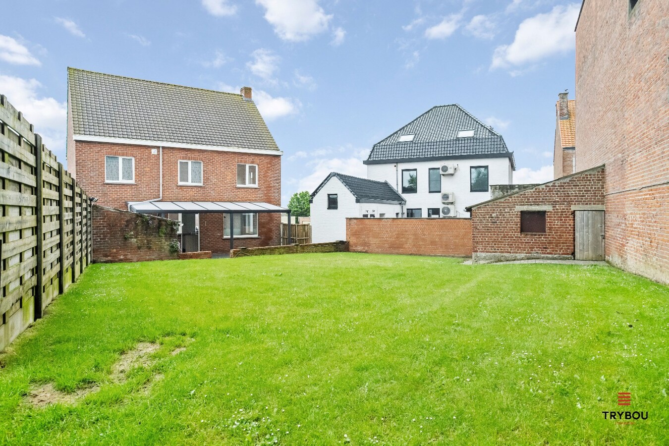 Gerenoveerde alleenstaande woning met 3 slaapkamers op perceel van 562m² 