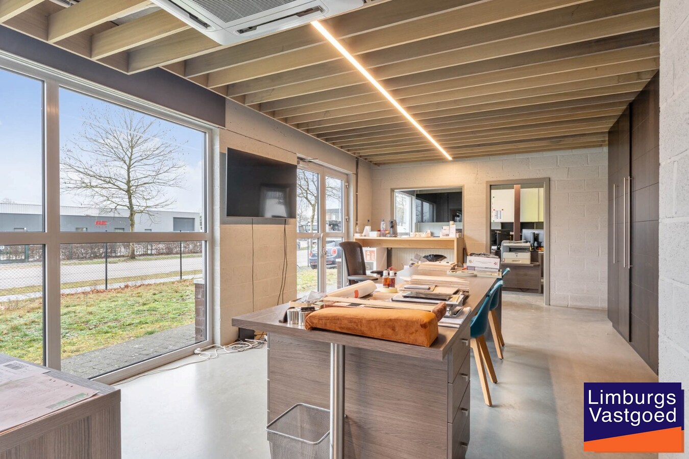 Industrieel gebouw, met woonst.1.696m², met kantoren 120m² + appartement 120m², Genk-Zuid 