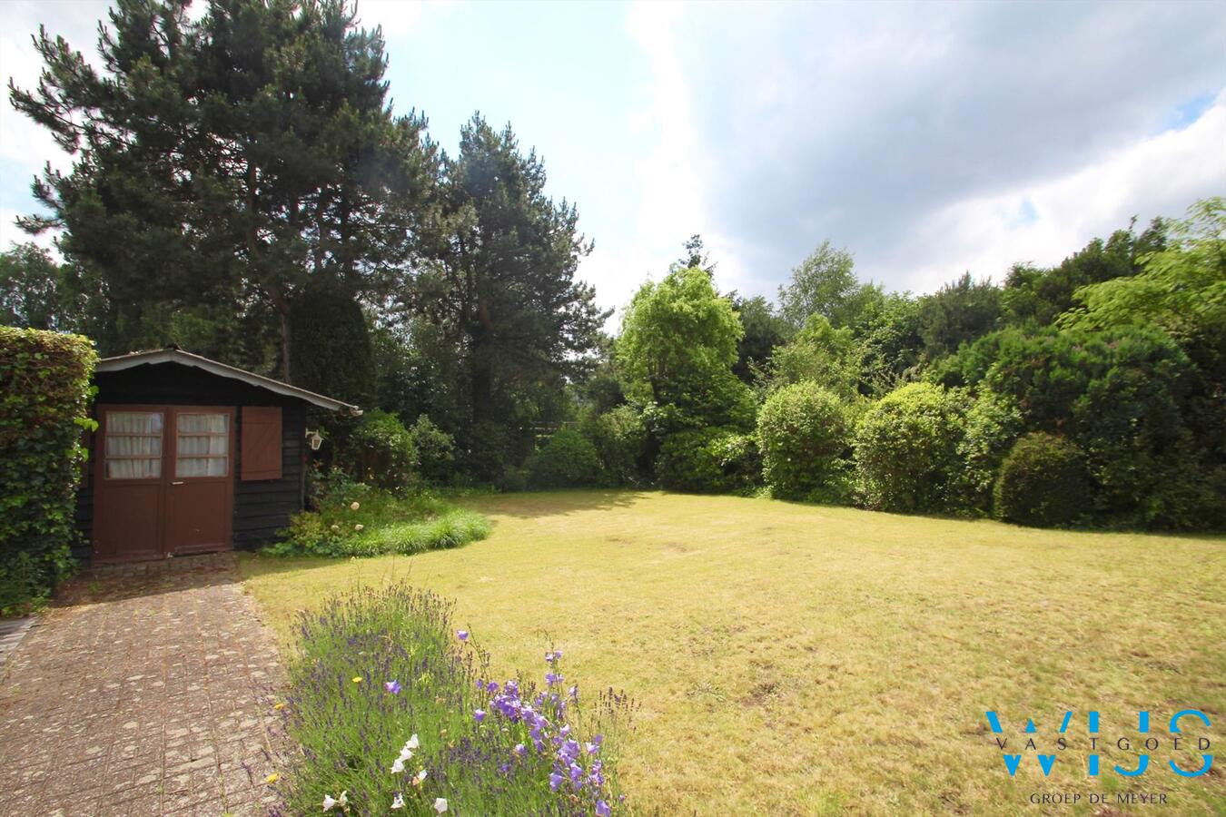 Op te frissen bungalow op een prachtig perceel van 960 vierkante meter te Oostakker ! 