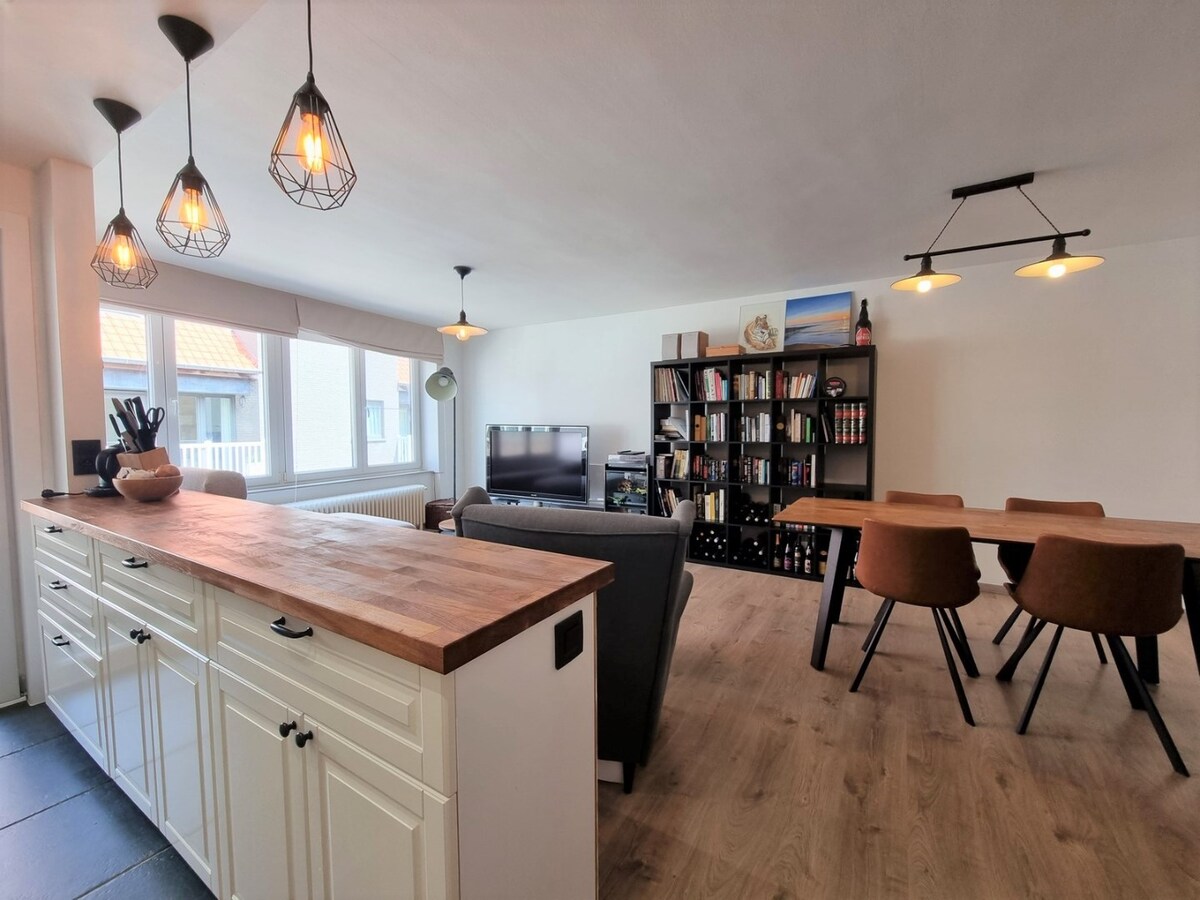 Leuk, centraal gelegen, volledig gerenoveerd appartement te Heist 