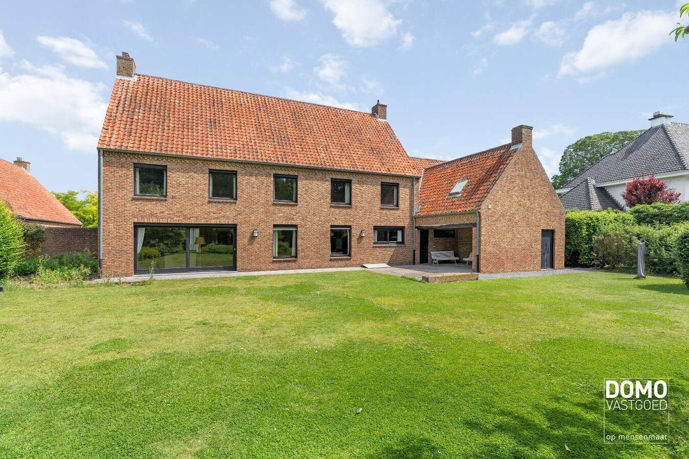 Exclusieve statige open bebouwing met zuid gerichte tuin in het centrum van Kermt (Hasselt) 