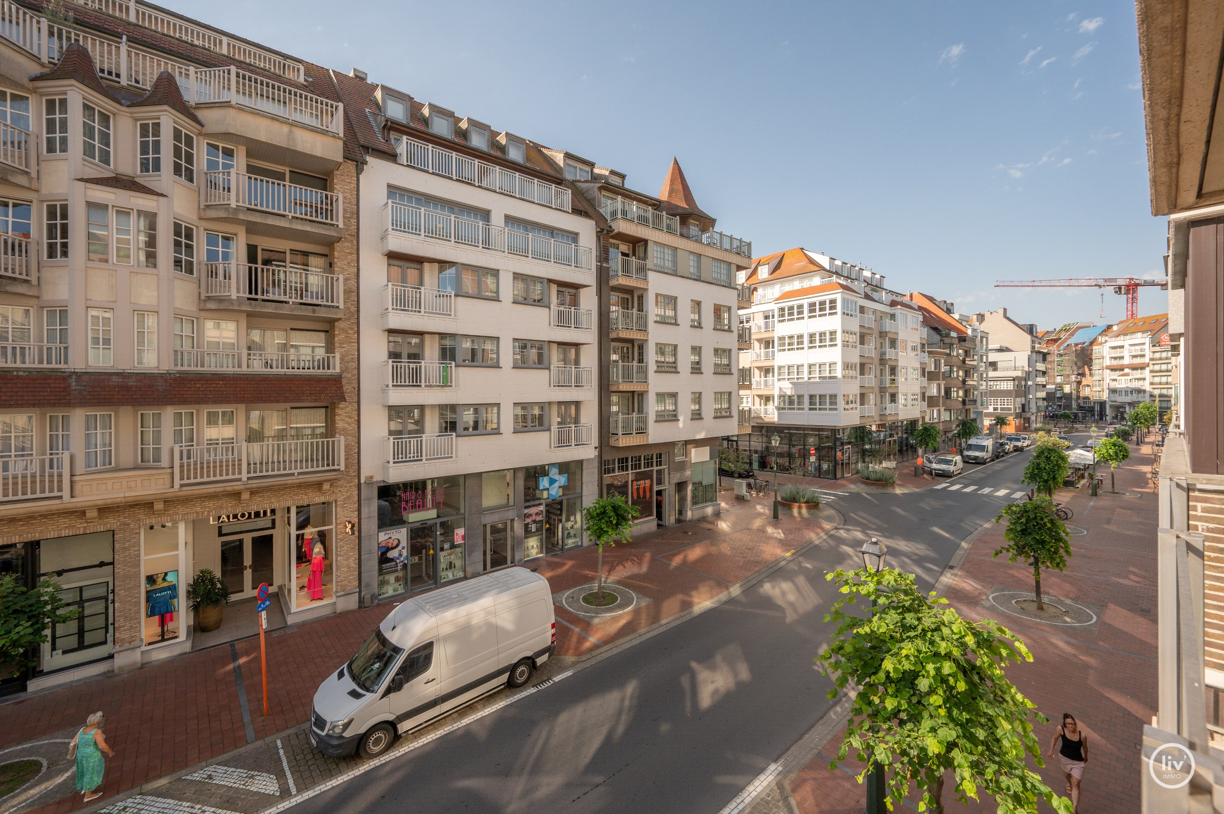Luxueus gerenoveerd tweeslaapkamerappartement op toplocatie te Dumortierlaan. 