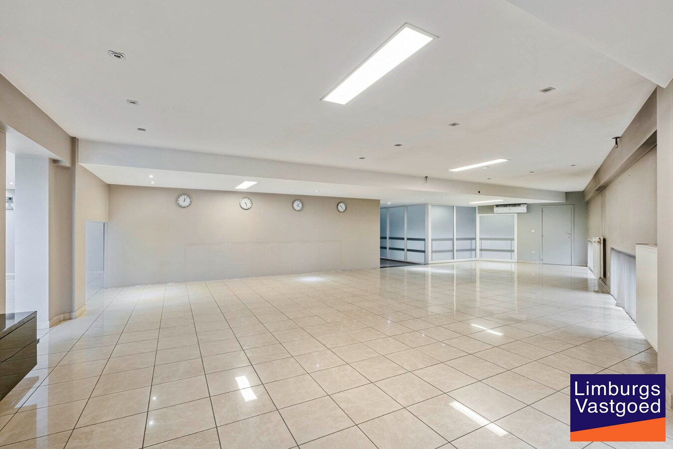 Bedrijfsgebouw met kantoren, magazijnen en woonst - groot 2580 m² 