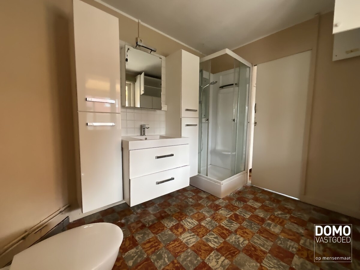 WONING MET TUIN, GARAGE EN 3 SLAAPKAMERS IN HET CENTRUM VAN KERMT 