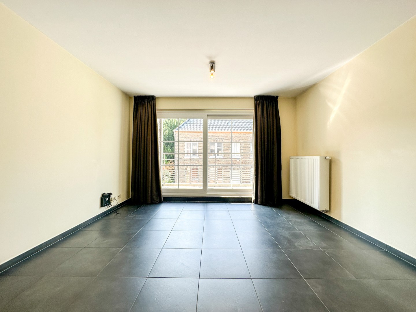 Instapklaar energiezuinig appartement hartje Eernegem, met zonnig terras, topligging. 