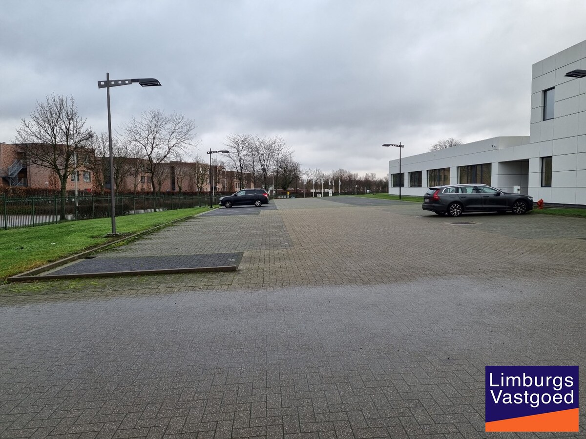 GLV kantoren - 527 m² + 25 parkings - nabij E 313 
