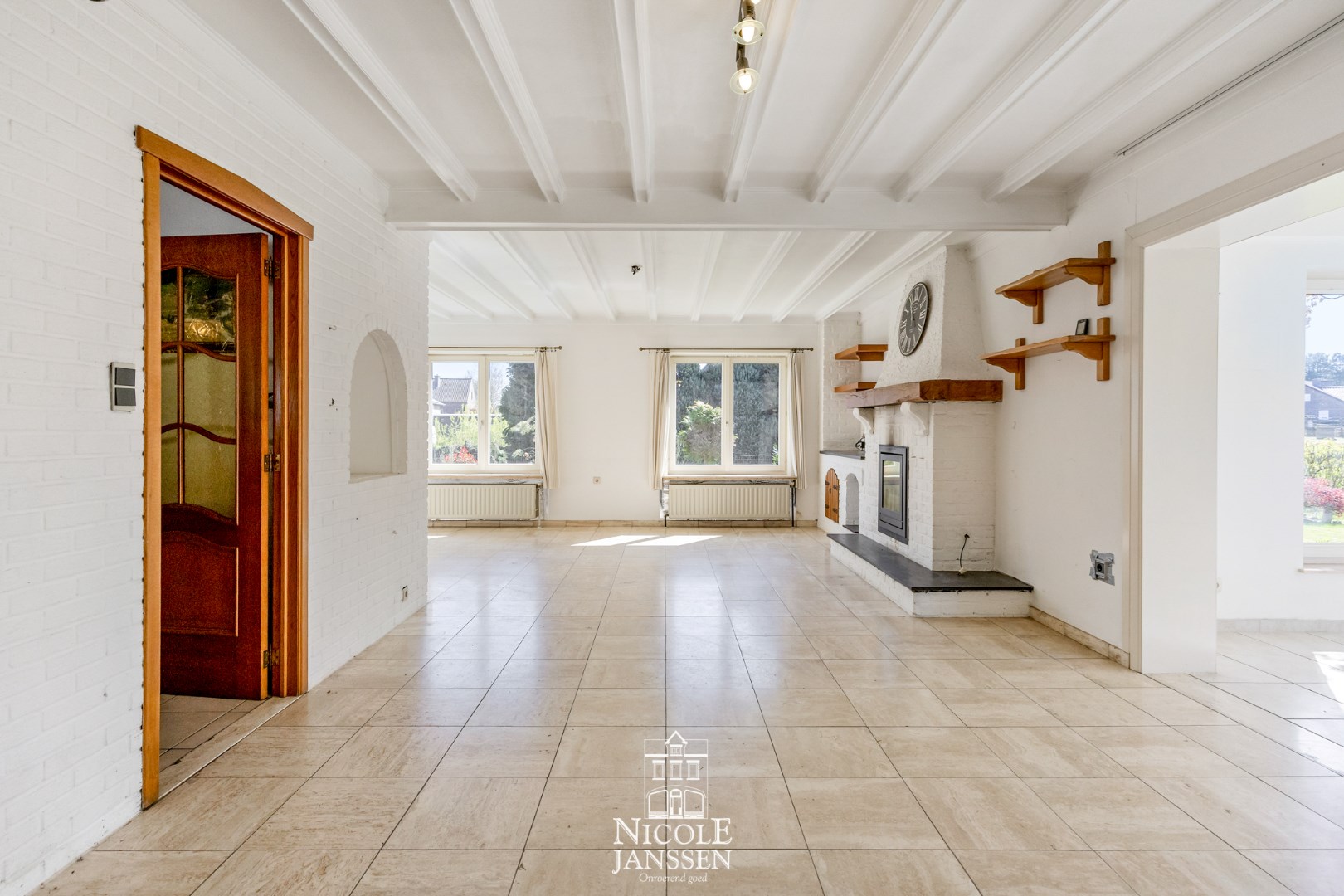 Open leefruimte met houten balkenstructuur 