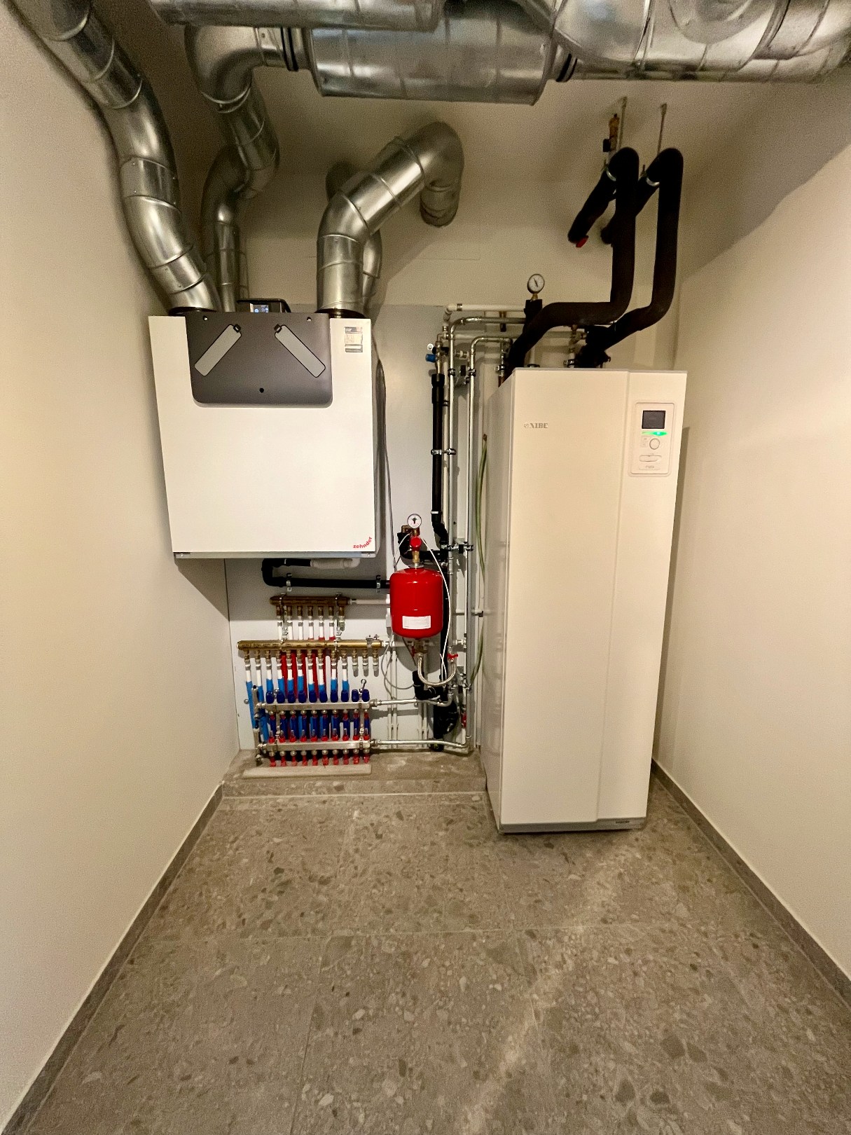 Non meublé : Appartement de 2 pièces idéalement situé à la Résidence Hoos avec vue latérale sur la mer. 