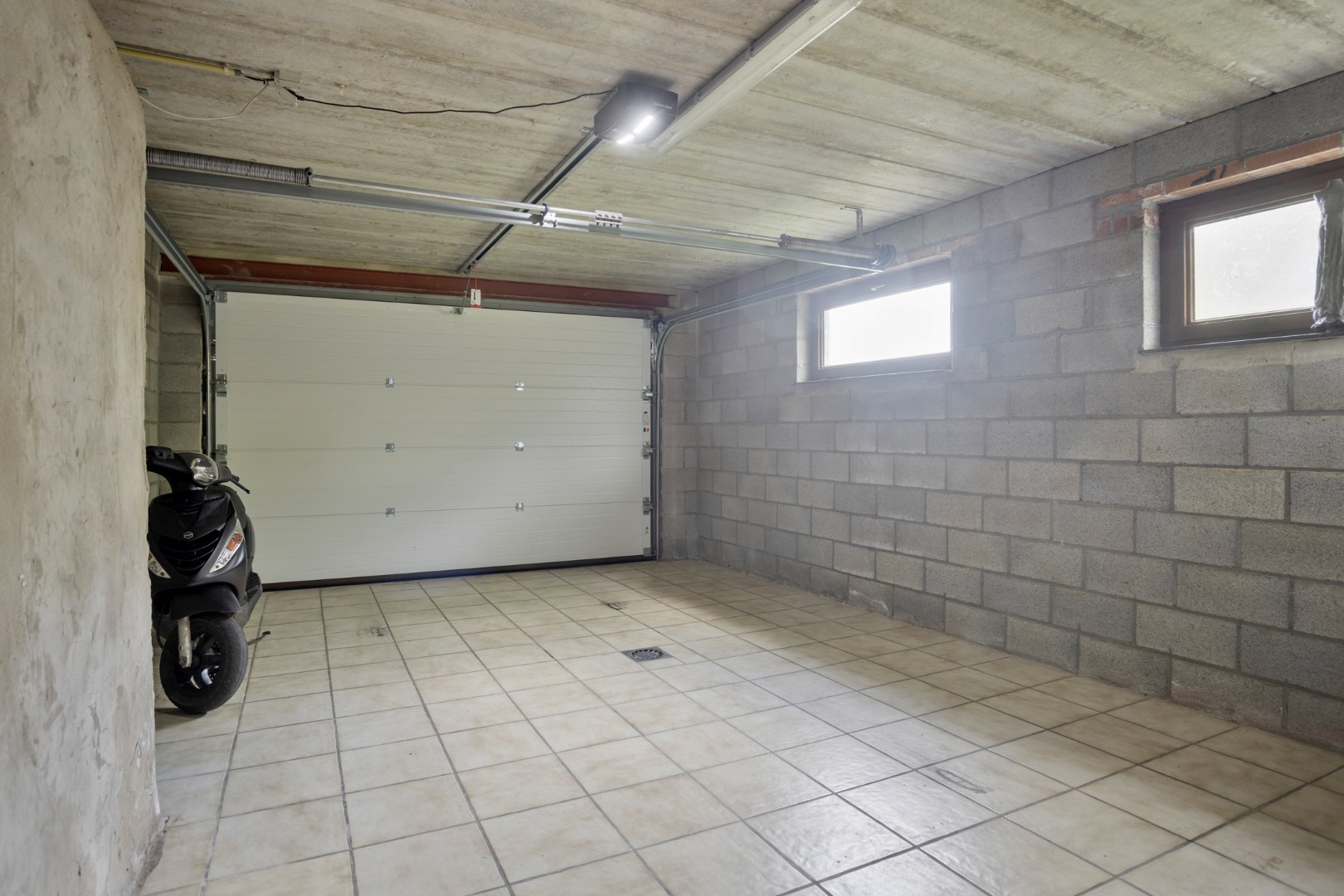 Garage met automatische poort