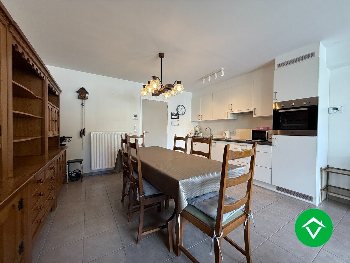 Gelijkvloers appartement op een centrale ligging met één slaapkamer, tuin en autostaanplaats te Roeselare 