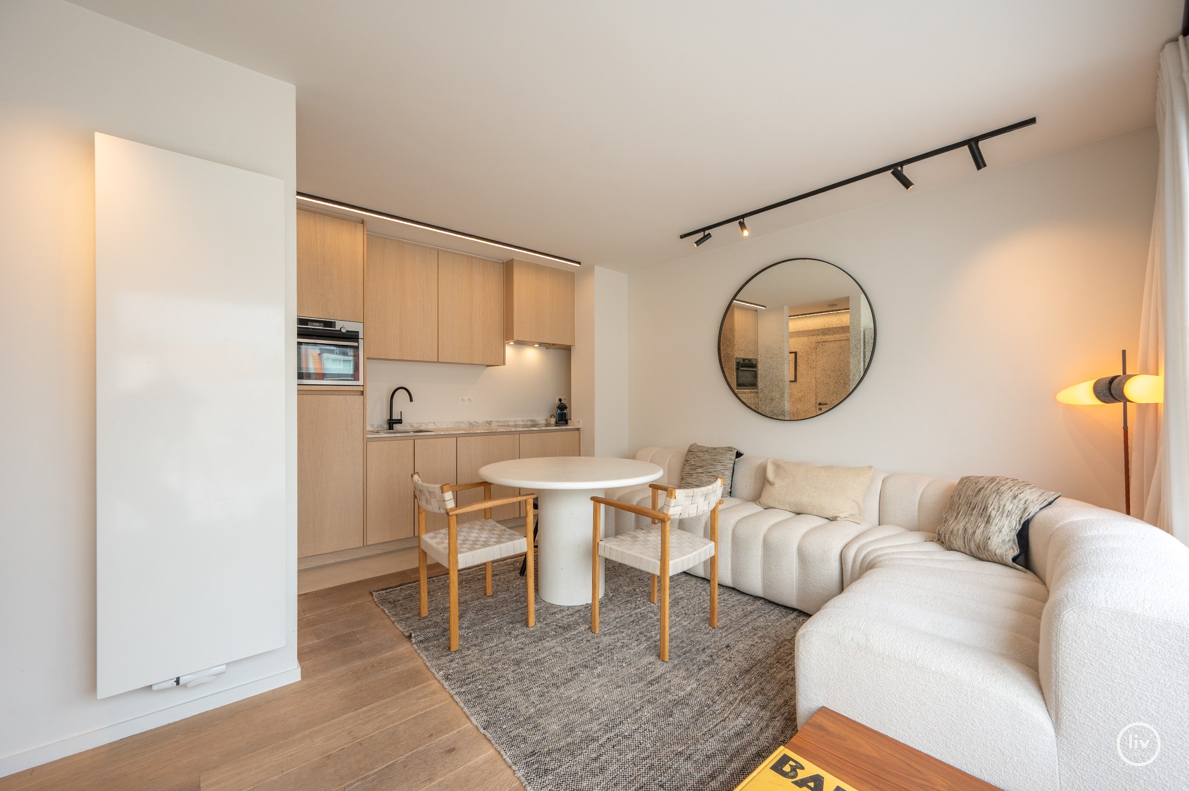 Prachtig gerenoveerd appartement met 2 slaapkamers gelegen in een zijstraat van de zeedijk en op wandelafstand van het Driehoeksplein. 
