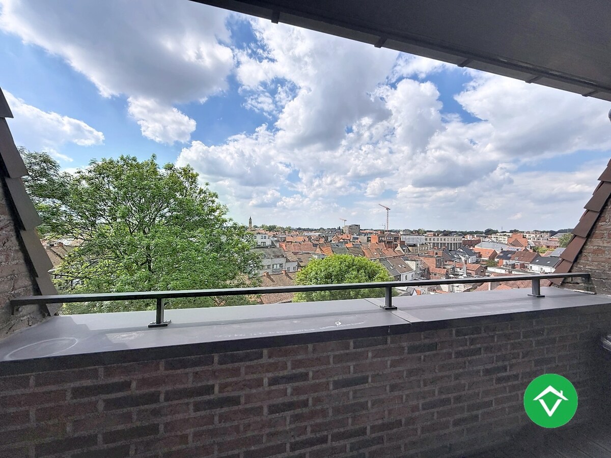 Instapklaar dakappartement met 4 slaapkamers, 2 terrassen en autostaanplaats te Roeselare (160m²) 