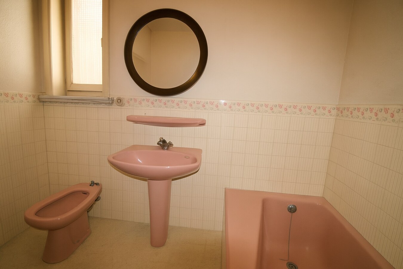 Charmante en ruime halfopen bebouwing met 5 slaapkamers, garage, tuin én topligging in hartje Sint-Niklaas te koop! 