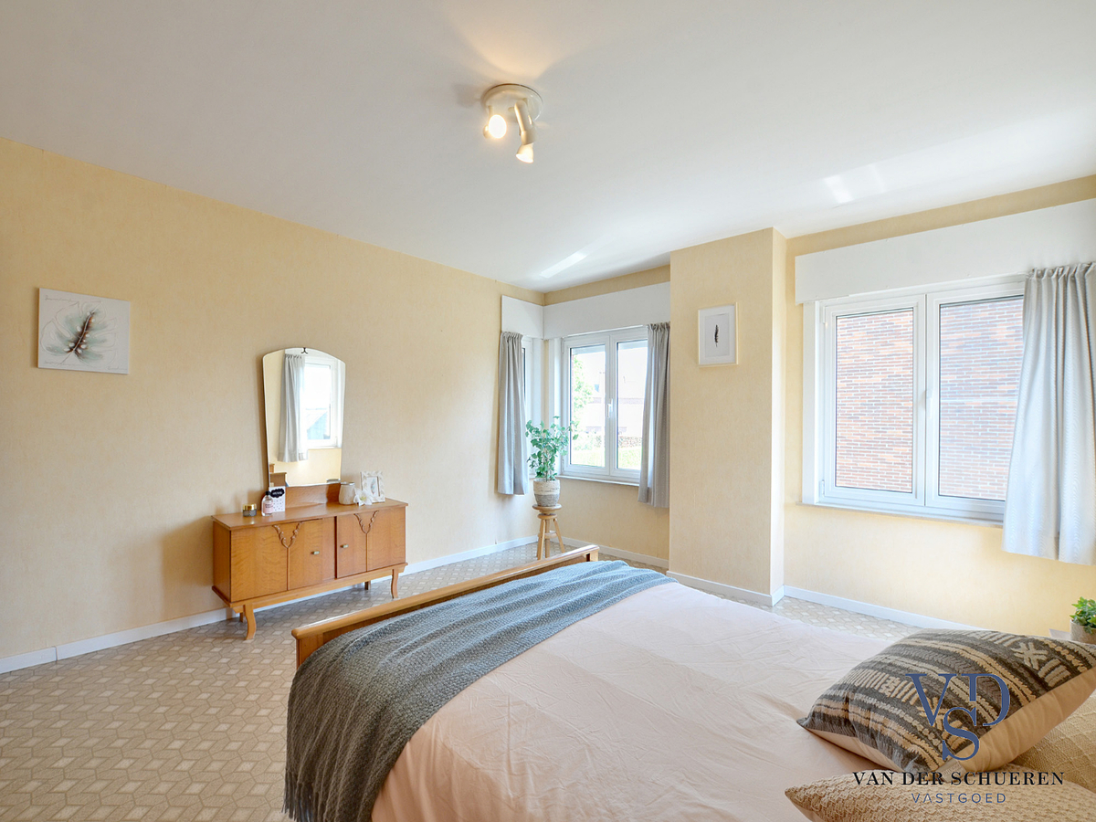 Degelijke woning met tuin en afz. garage. 