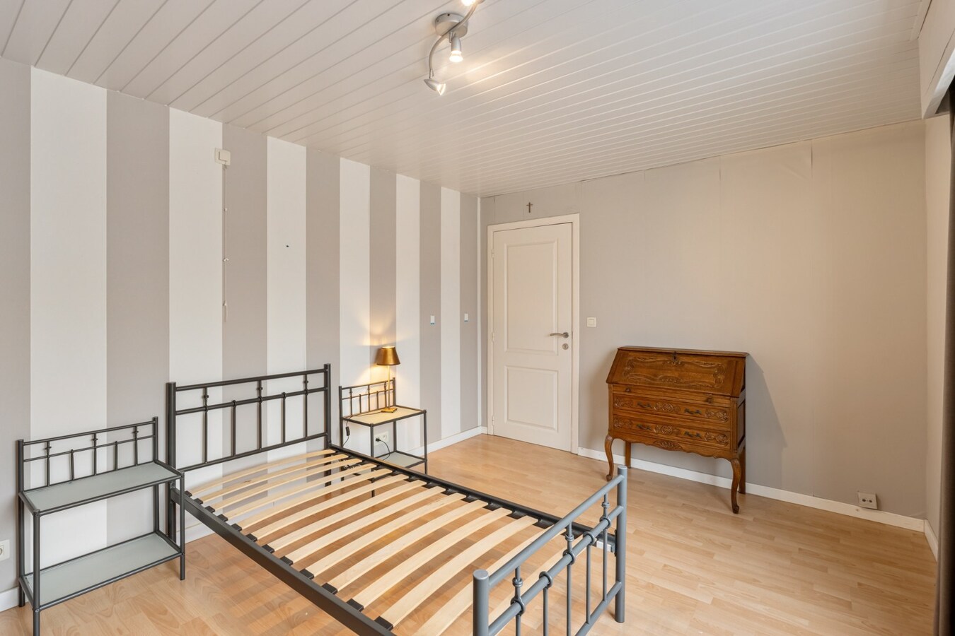 Gelijkvloers, degelijk appartement met 2 slaapkamers, ruim terras, carport en garage. 