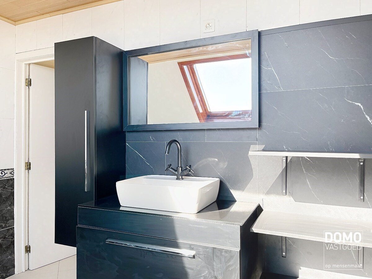 GERENOVEERD DUPLEXAPPARTEMENT MET 2 SLAAPKAMERS OP GOEDE LOCATIE IN KURINGEN 