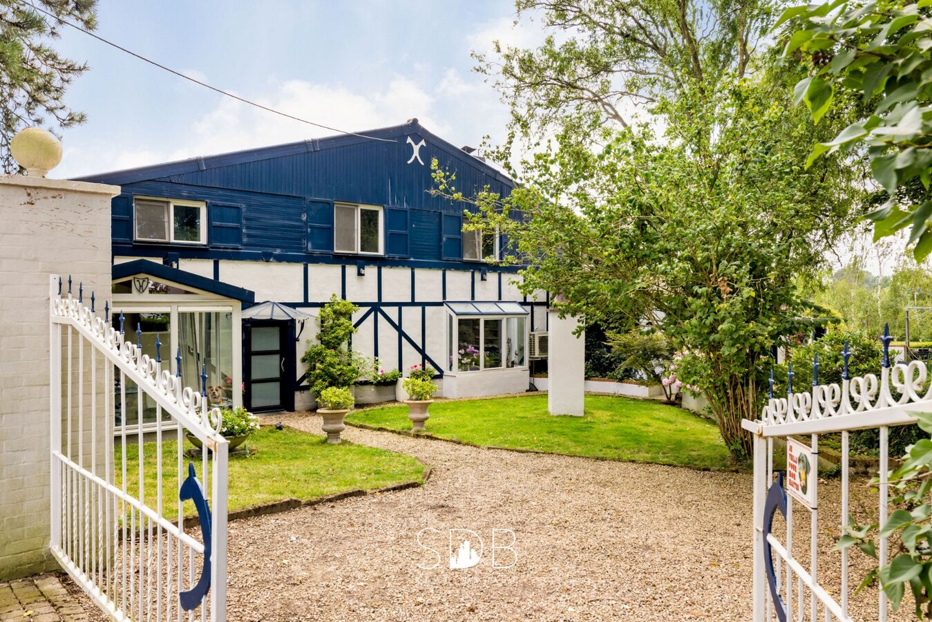 Hedendaagse woning met hippisch complex op circa 2hectare 