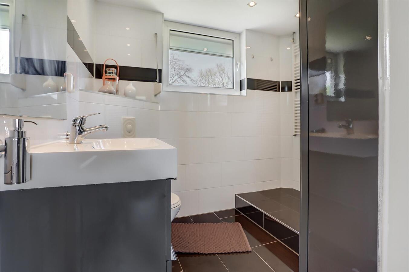 Tussenwoning met 4 slaapkamers en ruime garage van 6 x 5 m! 