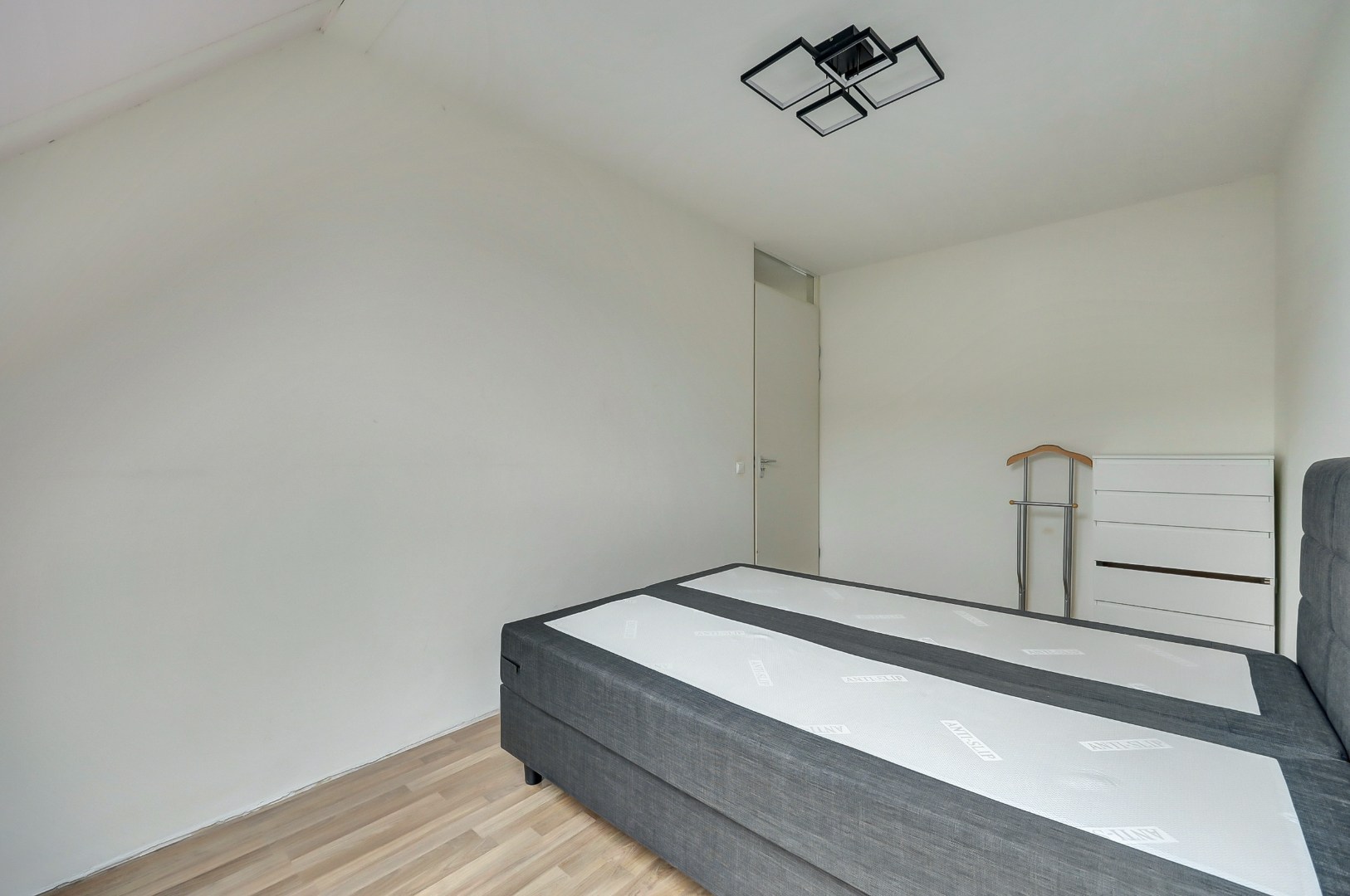 In de jonge woonwijk Nesselande in deelplan Haag en Park gelegen 5 kamer tussenwoning met houten berging en parkeerplaats op 131 m² eigen grond. 