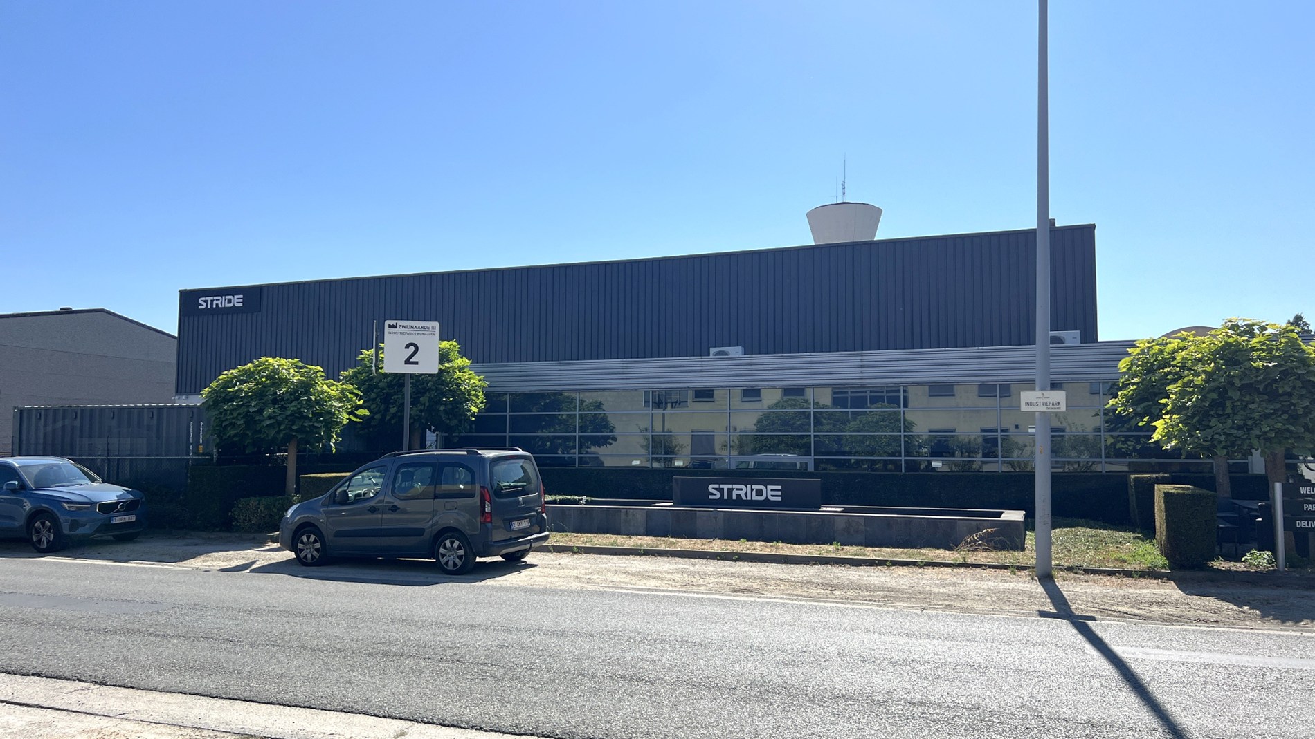Bedrijfspand met buitenopslag te huur in het industriepark van Zwijnaarde