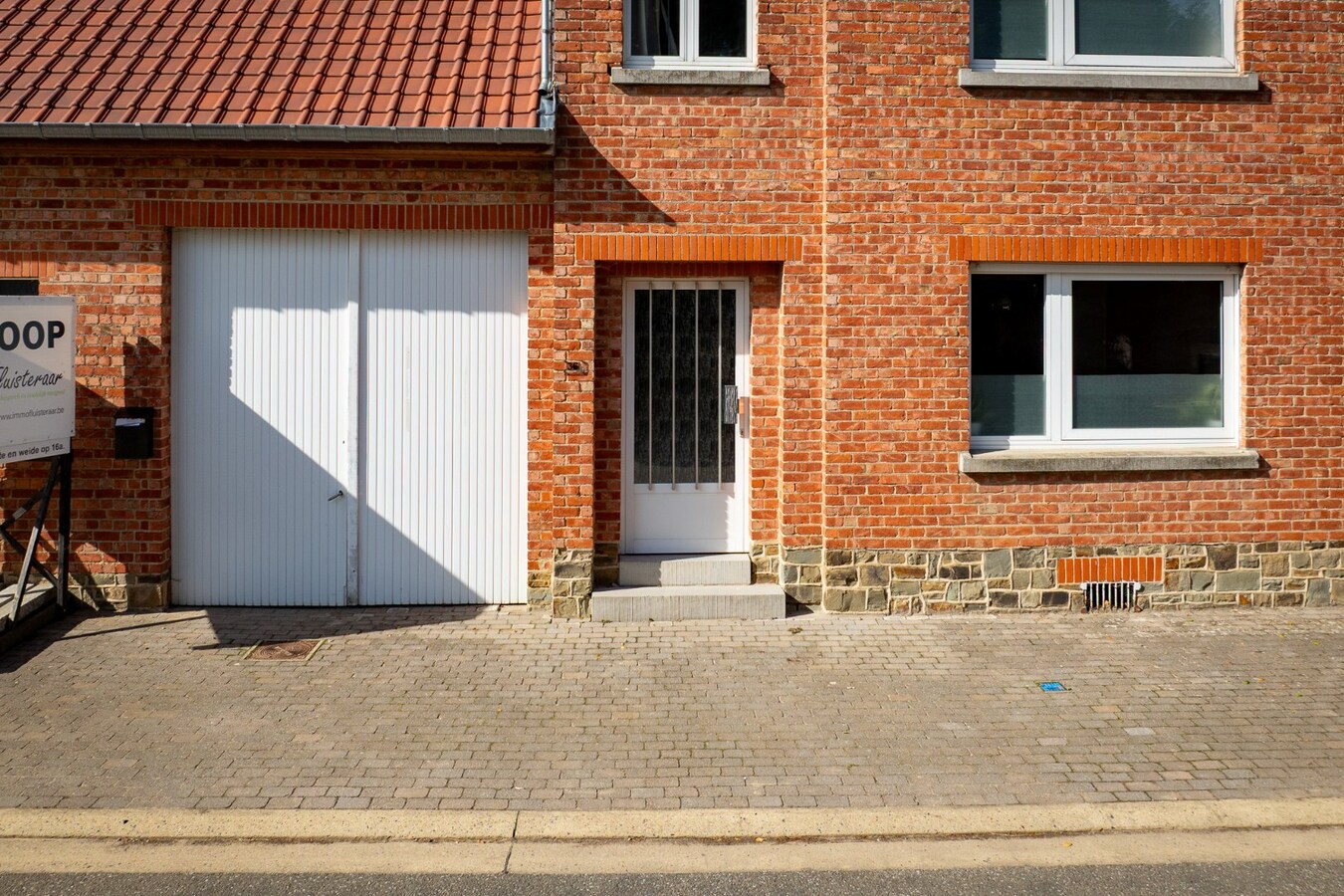 Renovated property with drained track and pasture on approximately 16 ares in Mielen-boven-Aalst. 