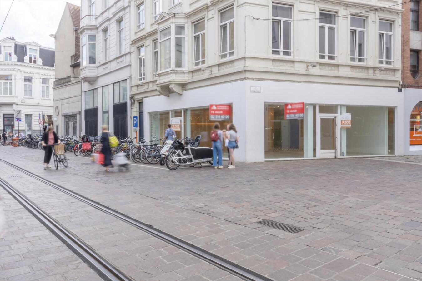 Lichtrijke winkelruimte in de kuip van Gent 