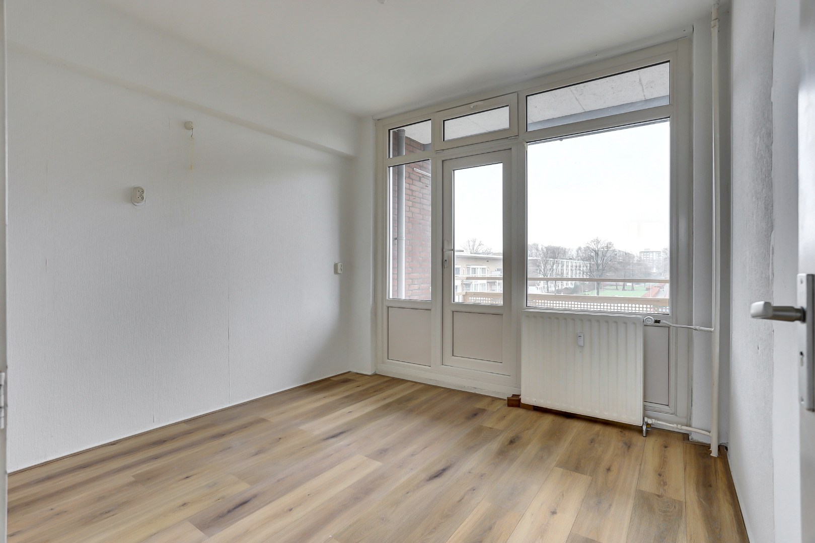 3-kamer appartement op de derde verdieping met balkon op het oosten en een berging van 13 m² in de onderbouw. 