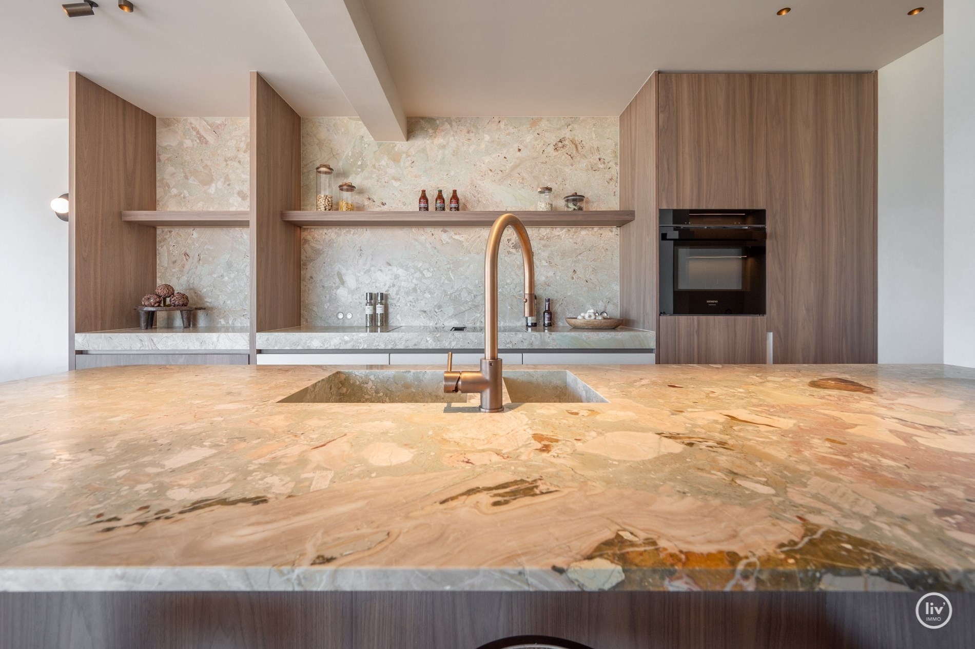 Magnifique appartement d'angle avec vue frontale sur la mer et terrasse orientée ouest situé sur la place de la Tour de Lumière à Knokke. 