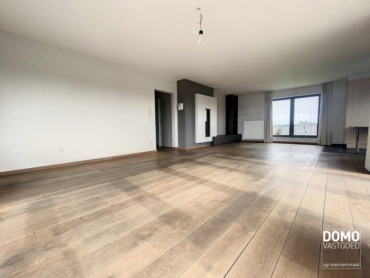 Ruime penthouse in Kermt met terras, lift, 3 slaapkamers en ruim terras 