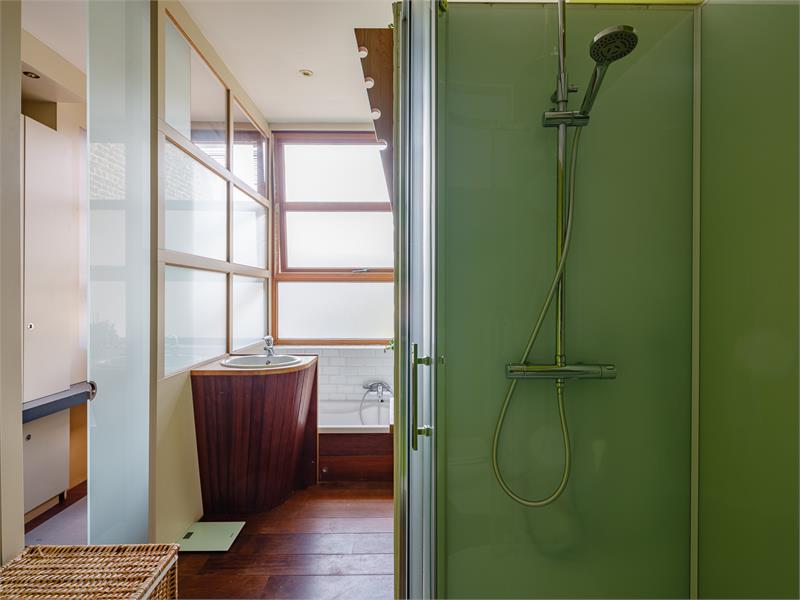 Lichtrijke en recent gerenoveerde woning op toplocatie aan het water 