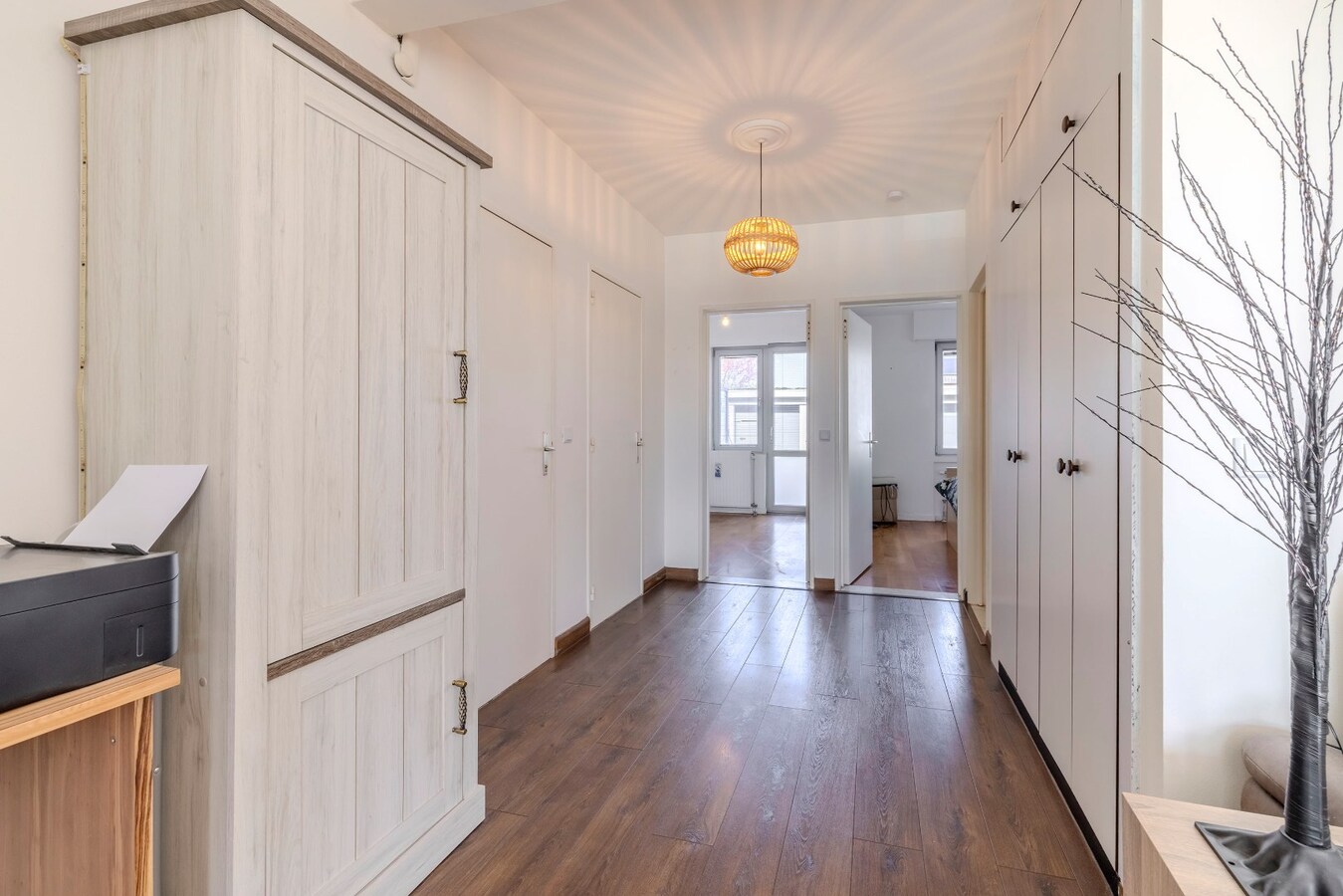 Instapklaar gelijkvloers met 2 slpks en garagebox 