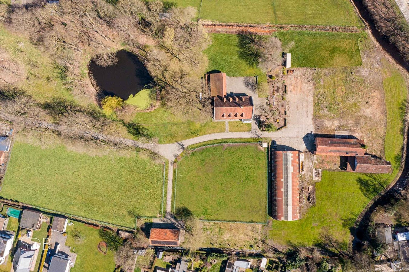 Stijlvolle villa met diverse bijgebouwen en graslanden op circa 3ha 