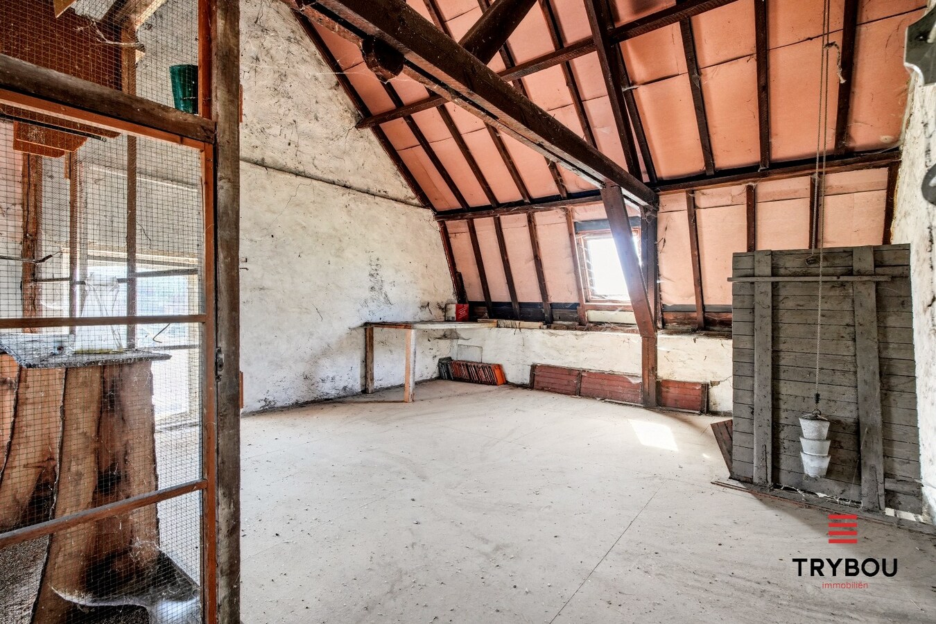 Te renoveren ruime halfopen bebouwing op een perceel van 1491m² met 7 slaapkamers! 