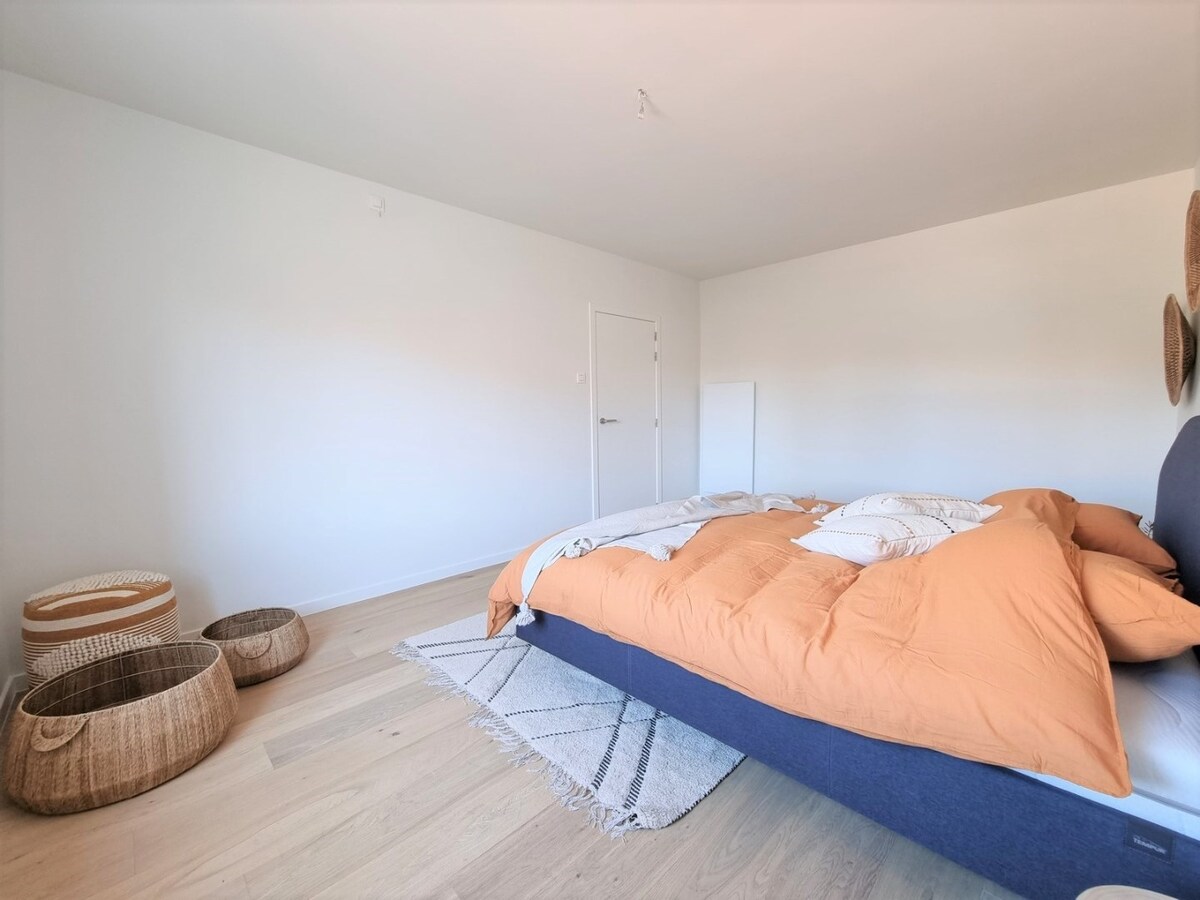 Zeer knappe woning met drie grote slaapkamers, tuin en mogelijk tot garage - Heist 