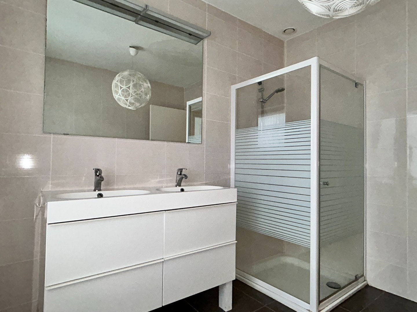 Verrassend ruime woning met 4 slaapkamers, garage en stadstuintje 