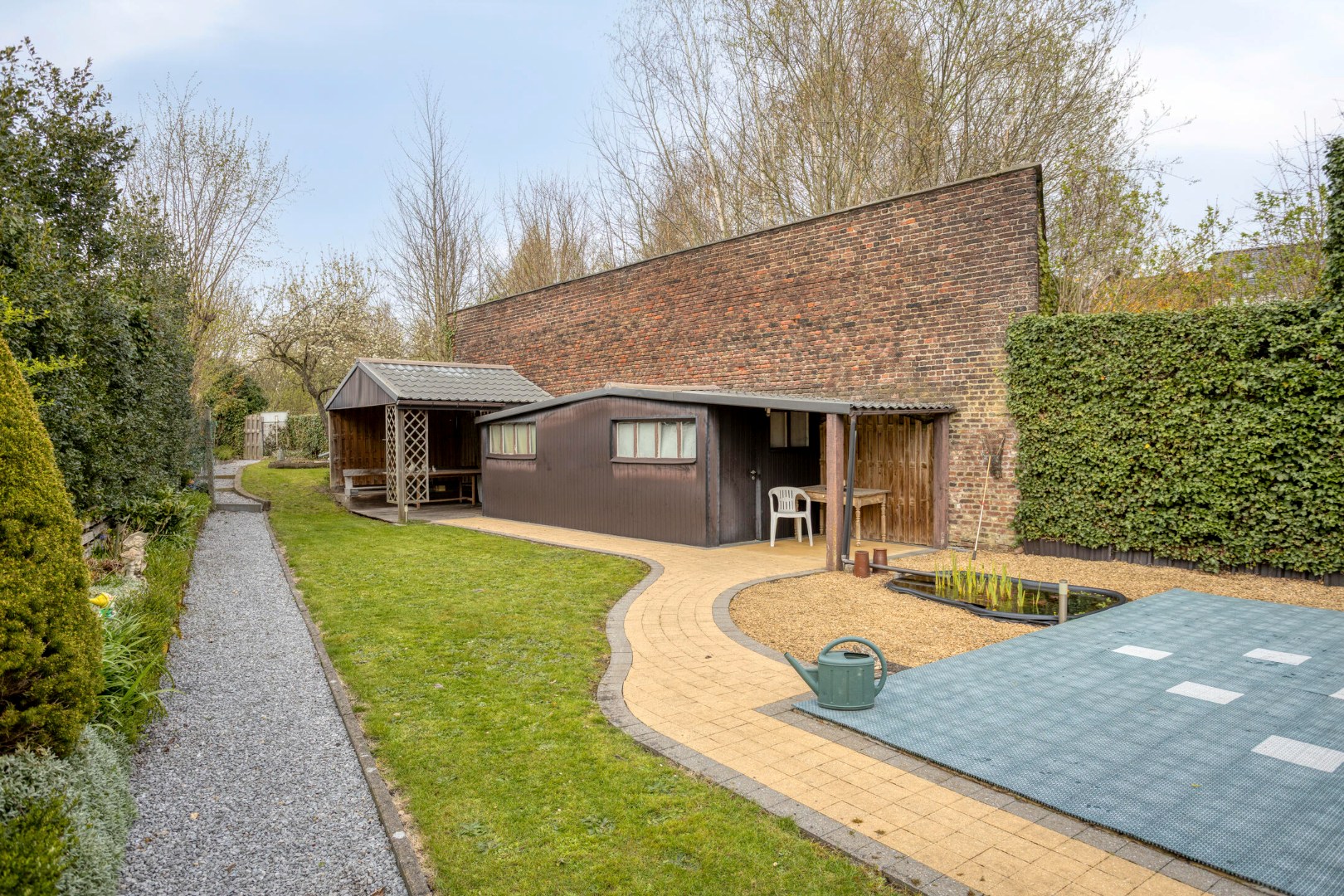 tuin met terras en berging