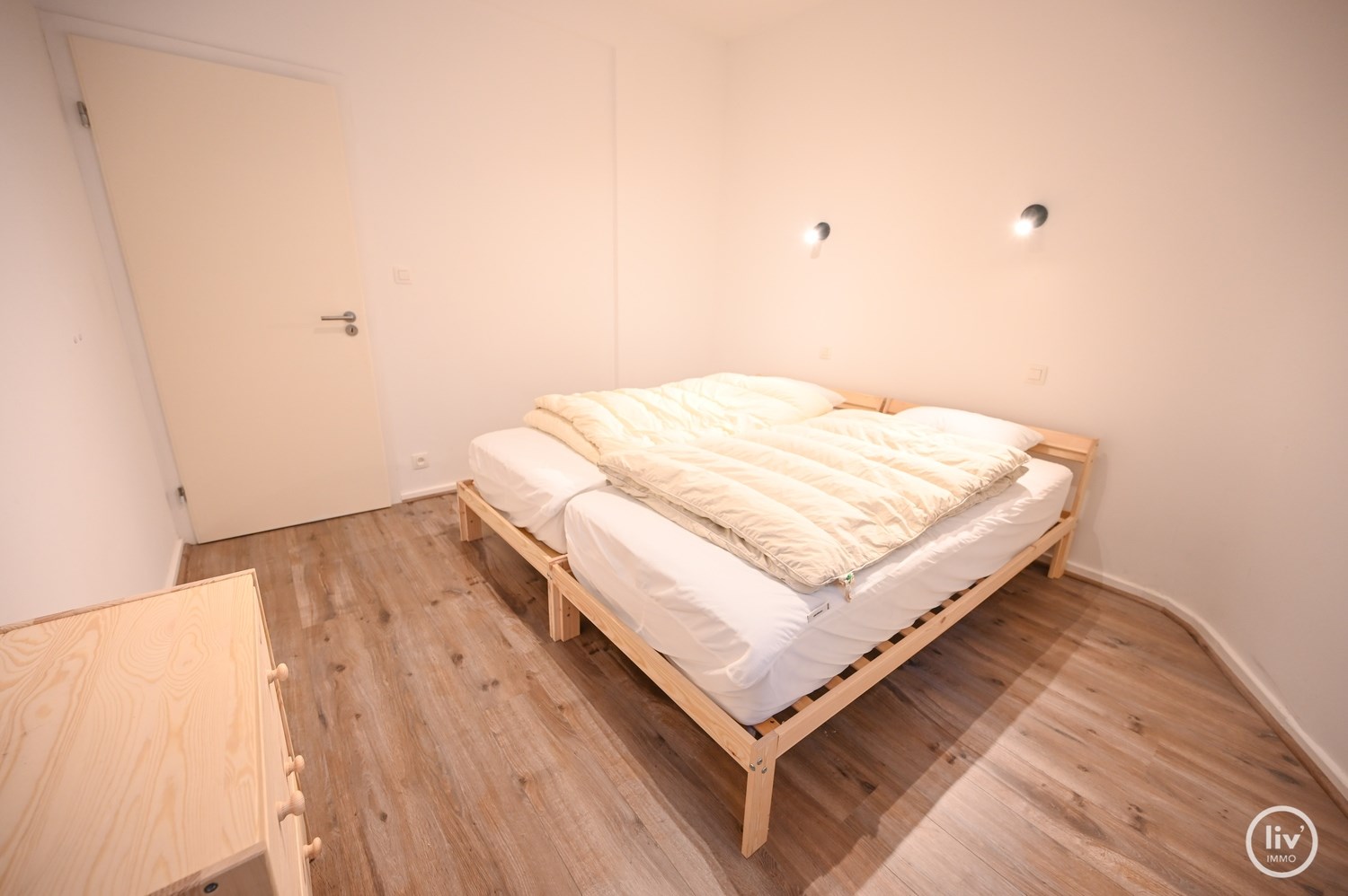 GEMEUBELD: Gelijkvloersappartement met terras, gelegen dichtbij het Van Bunnenplein en de zeedijk te Knokke.. 