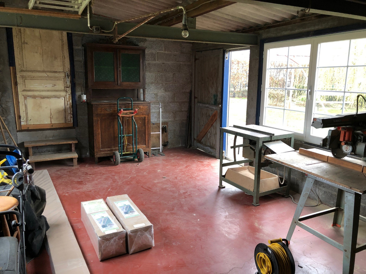 Degelijke, bijzonder ruime woning te Dikkelvenne. 