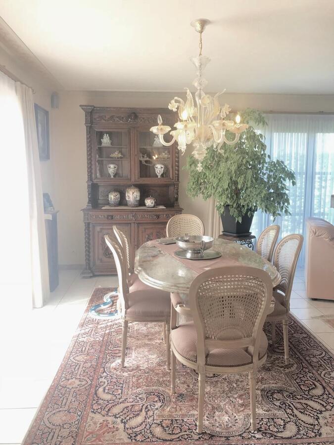 MOOIE HALF OPEN BEBOUWING MET ZUIDGERICHTE TUIN TE WESTENDE DORP 
