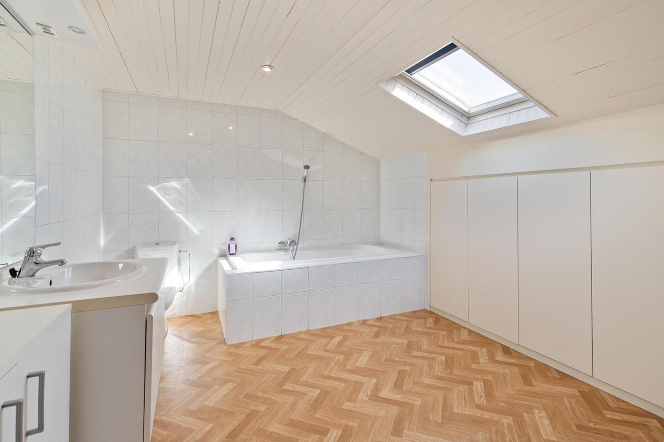 Vrijstaande woning met verwarmd zwembad op ruim perceel van 1813 m² 