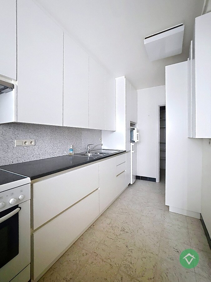 Gelijkvloers appartement met autostandplaats en garage te Roeselare 