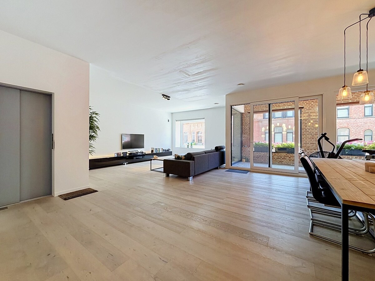 Luxueuze loft met ZW-terras en garage te centrum Aalst 