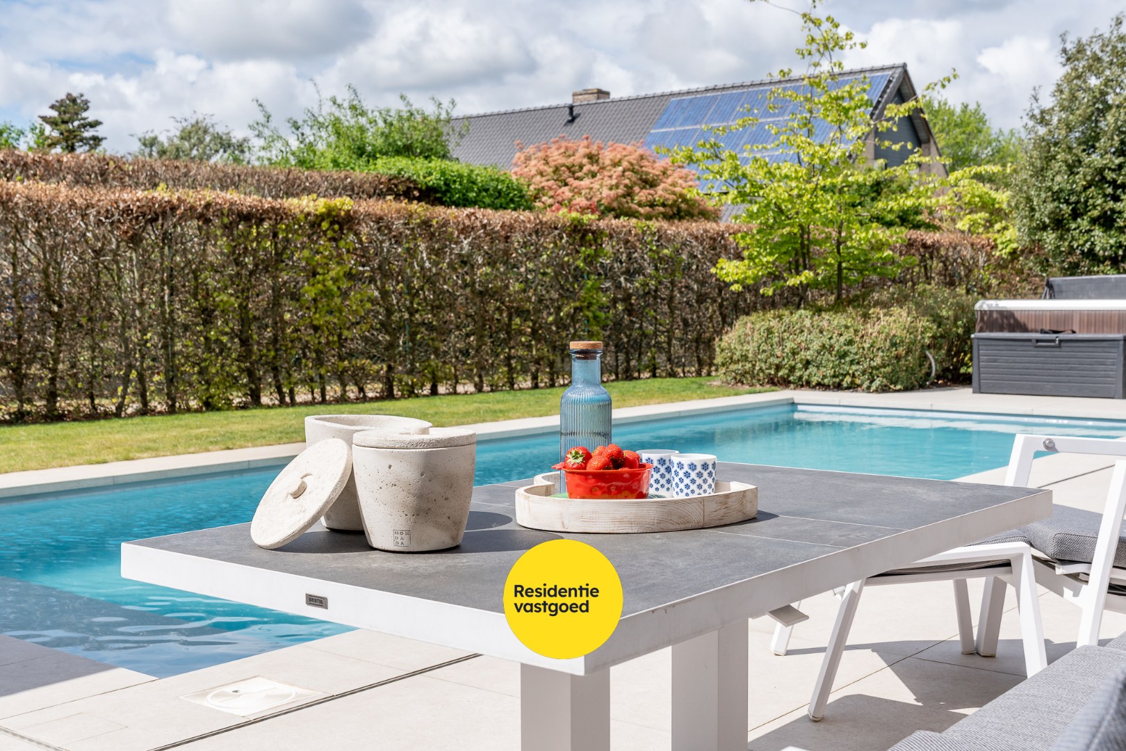 Exclusieve villa met zwembad en poolhouse in de nieuwe St-Annawijk te Sint-Andries 